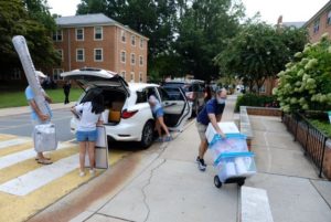 Families get boxes out of their cars at move-in