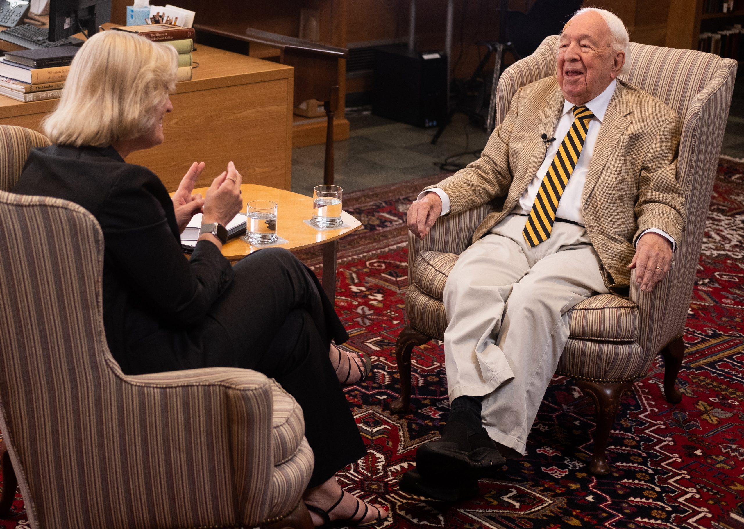 President Susan Wente talks with Ed Wilson in ZSR Library.