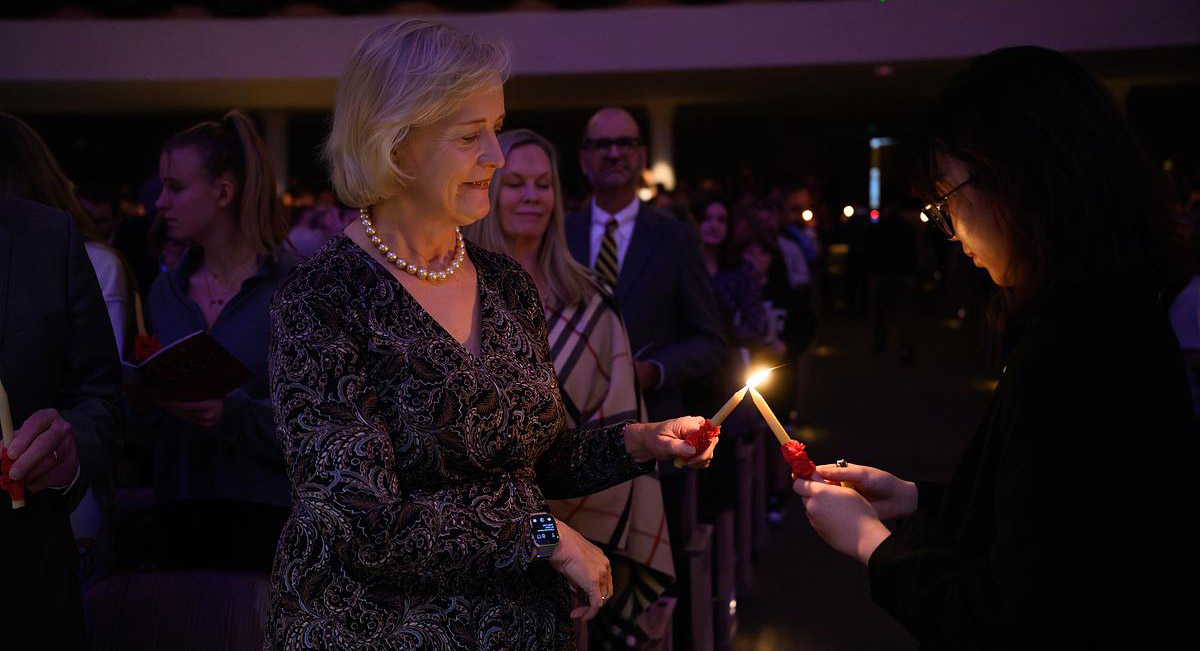 President Wente and a student share candle light at Lovefeast