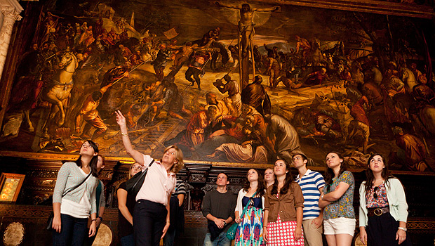 Students in Venice tour the Scuola di San Rocco with Professor Agnese Chiari.