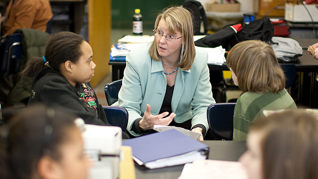 Gloria Muday talks with students