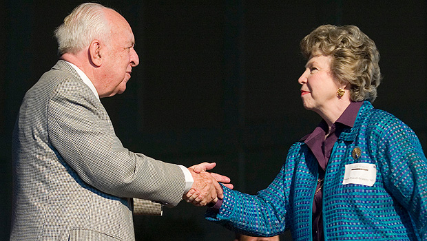 Susan Brinkley ('62) receives the Distinguished Alumni Award from Ed Wilson.