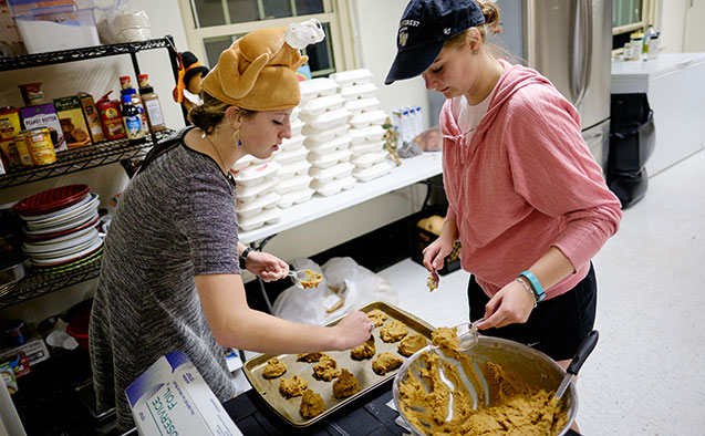 Students prepare a Thanksgiving meal