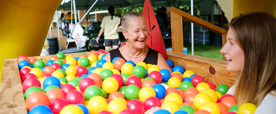 Rue talks with Stephanie Rothney ('19) in a ball pit during move-in day.