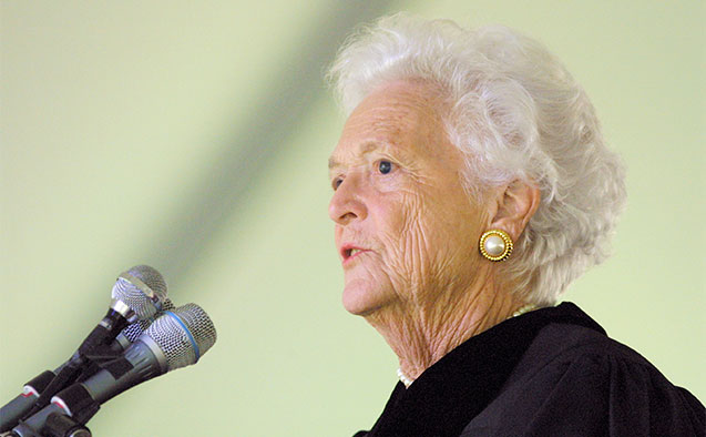 Former First Lady Barbara Bush speaks at Wake Forest University's 2001 commencement