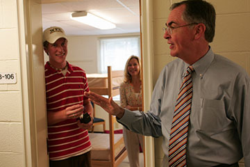 President Nathan Hatch visited with freshmen and their families during move-in.