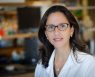 Professor Dos Santos in her lab.