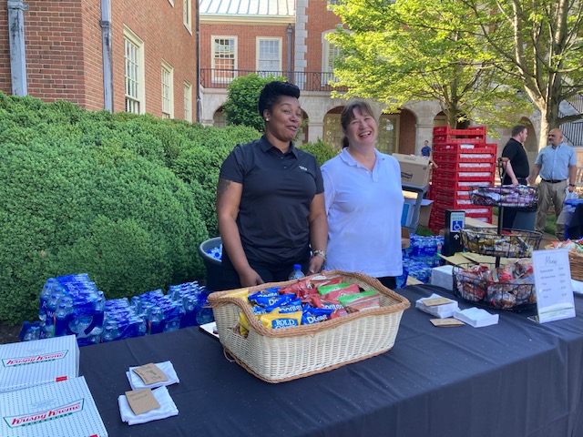 Dining team members providing snacks to the campus community during Commencement 2022. 