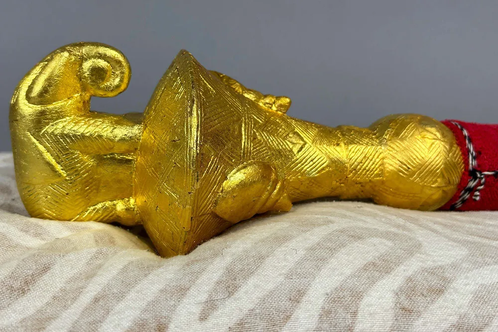 Fly whisk handle with gold leaf repaired