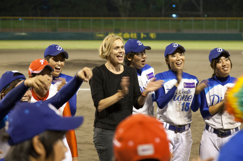 Allison Orr ('93) surrounded by female professional baseball players in Kyoto.