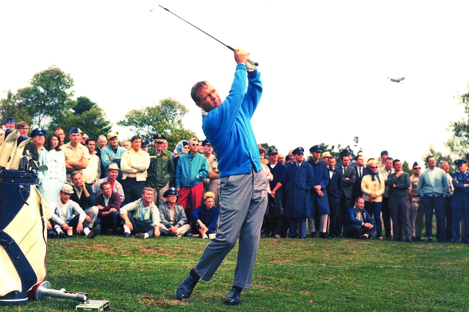 Golfing legend Arnold Palmer, right, signs the back of fellow