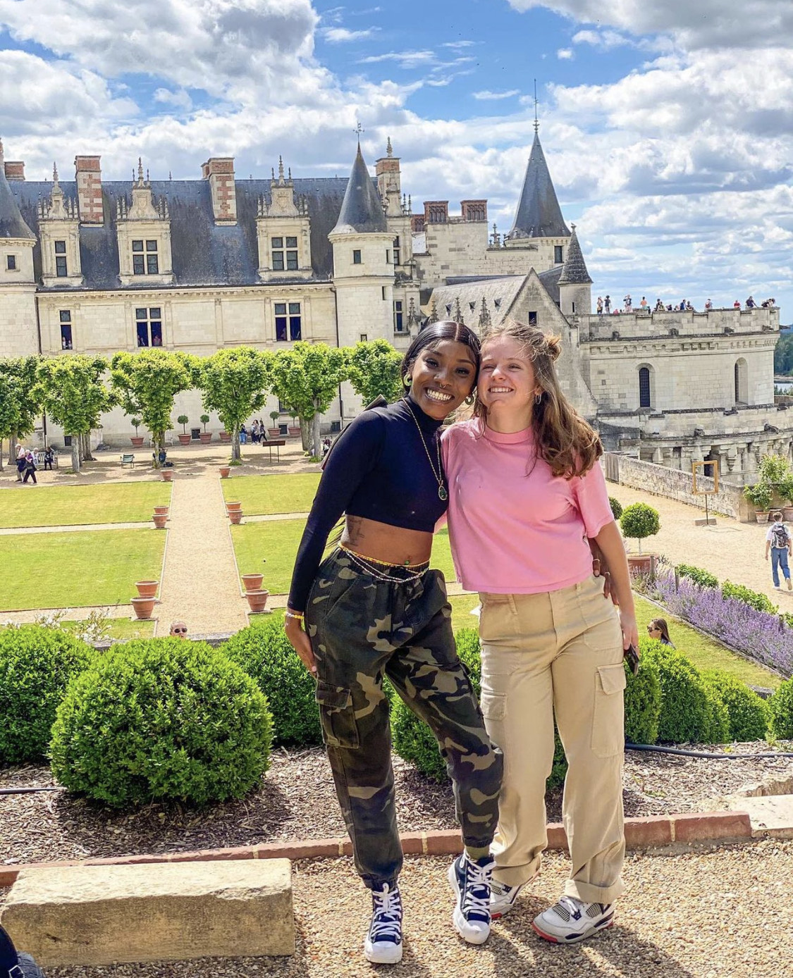 Two students in a garden in front of a chateau in Tours