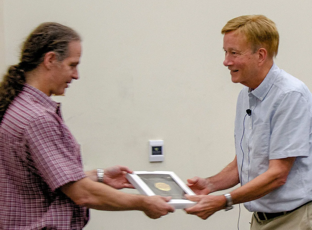 Daniel Kim-Shapiro presents the Distinguished Alumni Award to Richard Williams