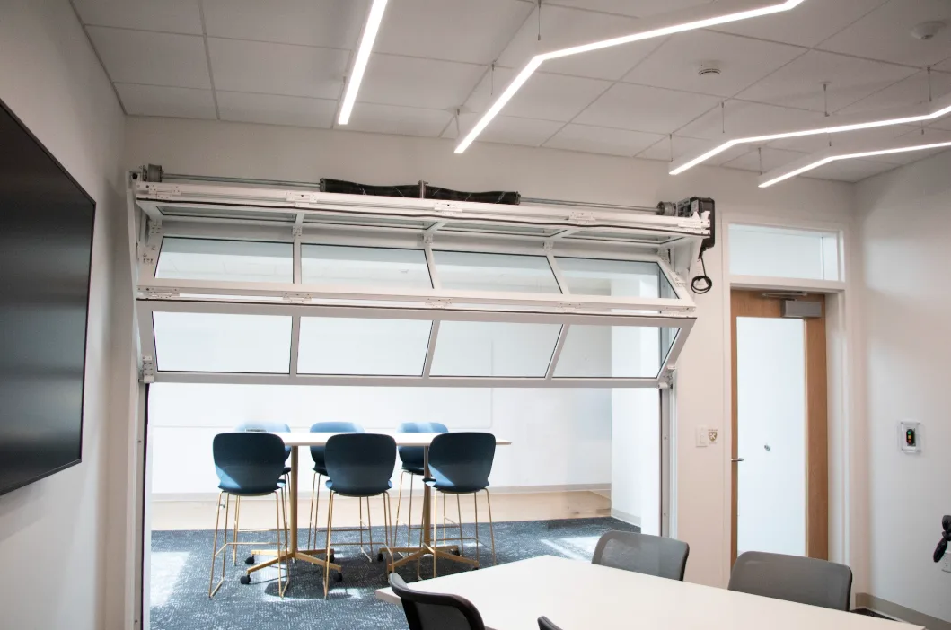 A garage-style door brings in natural light from the Computer Science lounge skylight and creates open and welcoming access for drop-in hours from 10-2 every day. When closed, the area becomes a quieter space for gatherings.