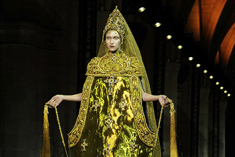 Thurible-inspired gown from Guo Pei’s “Legend” Collection, Spring/Summer 2017. Photo by Gaetano Piazzolla/Pacific Press Media Production Corp./Alamy Stock Photo.