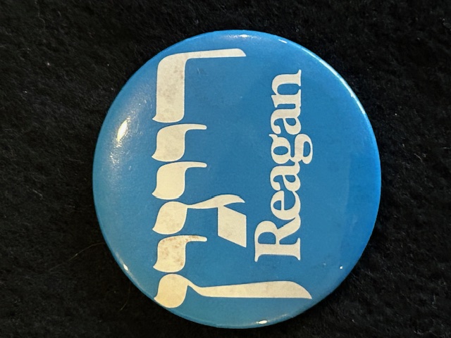 Blue Reagan campaign button with Reagan also in Hebrew