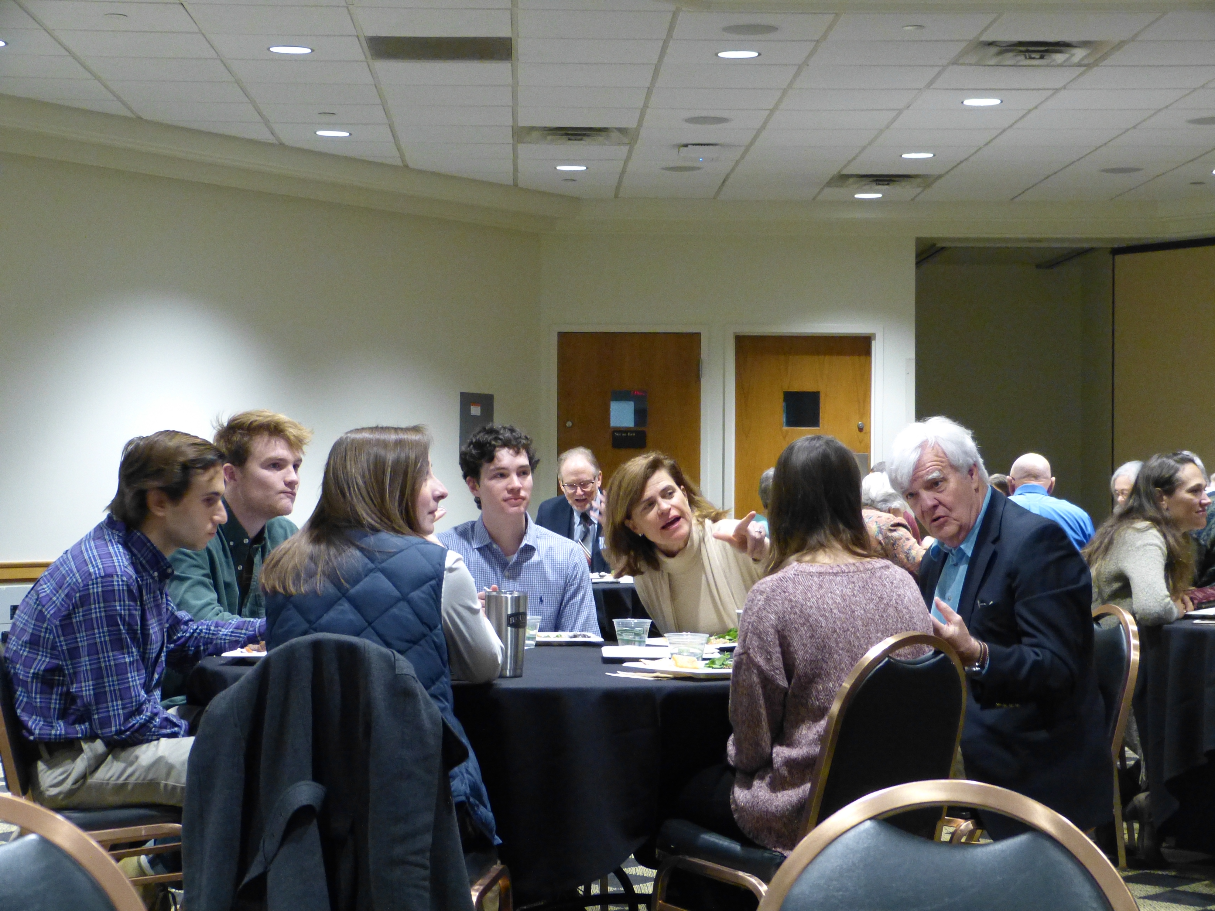 Al Hunt speaking with students at Words Awake lunch table